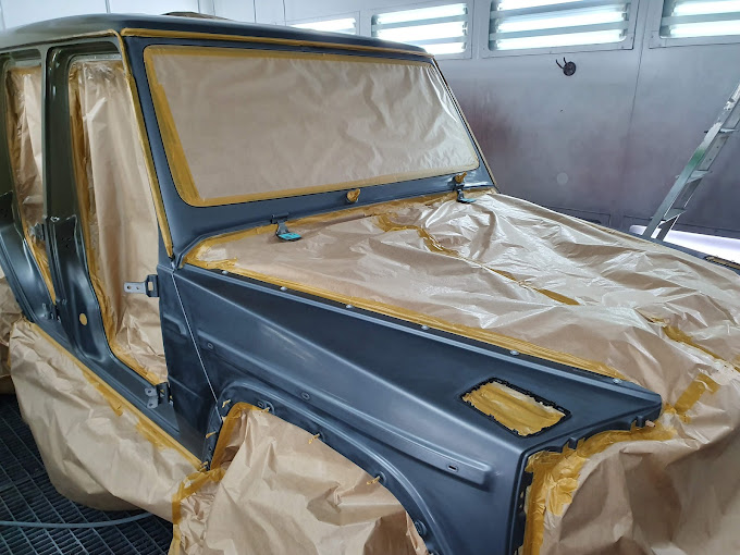 Karosserieteil in tiefem Blau-Metallic frisch lackiert